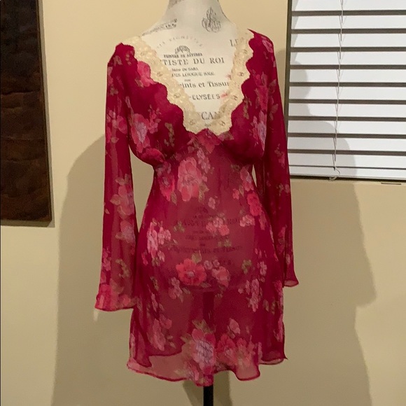 Mauve nightgown with flowers - Picture 1 of 6